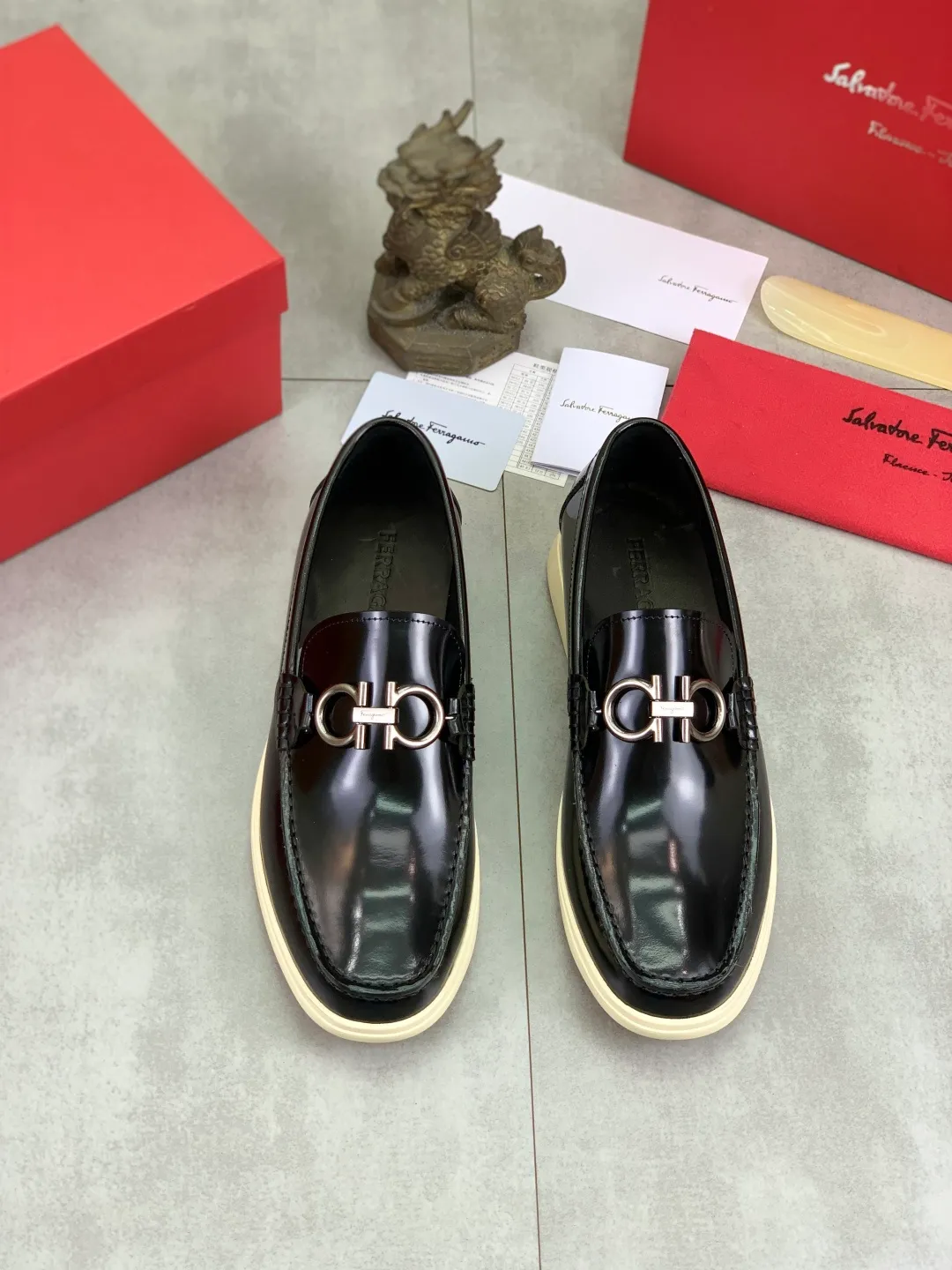 Men's Men's Shoes 💰P580💰[New Style] Water-dyed Niuli 🆘[Salvatore Ferragamo] Ferragamo's latest casual business leather shoes for men! Listed simultaneously! The fabric is made of specially imported original open-edge beaded calfskin, and the interior is made of imported water-dyed cowhide. It is absolutely luxurious and leads the fashion trend. Matching code: 38-44 (45 and 46 can be customized) Black, brown and burgundy colors available